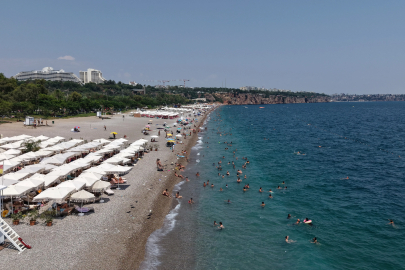 Antalya'da hissedilen sıcaklık 39 derece; tatilciler denizde serinledi